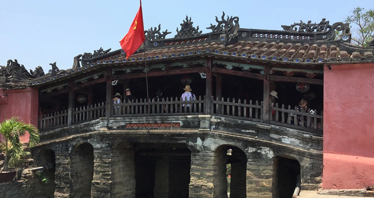 Chùa Cầu Hội An cong hay thẳng?- Ảnh 1. Hình ảnh cong cong của phần lòng Chùa Cầu lúc chưa trùng tu - Ảnh: B.D.