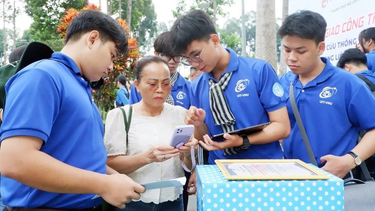 Chiến sĩ tình nguyện uống nước nhớ nguồn: Trách nhiệm nối bước truyền thống- Ảnh 1. Chiến sĩ tình nguyện uống nước nhớ nguồn: Trách nhiệm nối bước truyền thống- Ảnh 1.