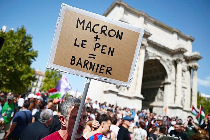 bieu-tinh-phan-doi-tong-thong-macron-read-only-1725844114069931390153 Chính trường Pháp chia năm xẻ bảy - Ảnh 1.