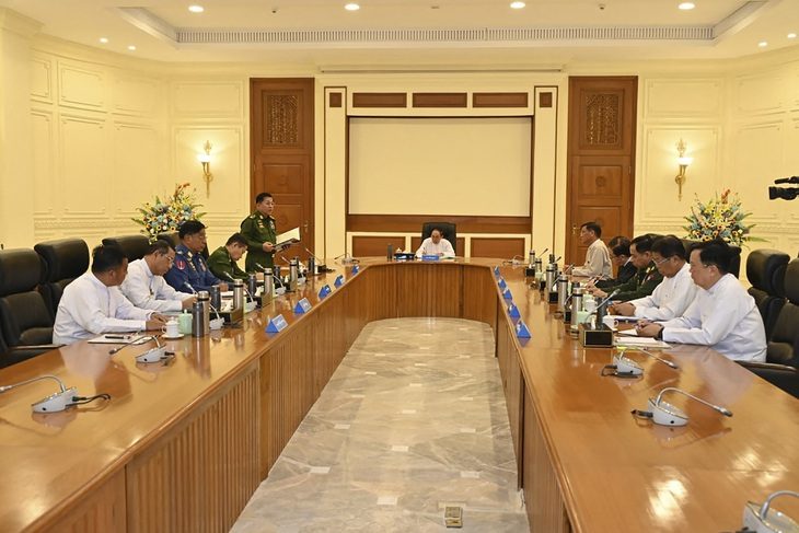 Tư lệnh quân đội Myanmar Min Aung Hlaing (người đang đứng) phát biểu trong cuộc họp của Hội đồng An ninh và quốc phòng ở Naypyidaw, ngày 31-1 - Ảnh: AFP Tư lệnh quân đội Myanmar Min Aung Hlaing (đứng bên trái) phát biểu trong cuộc họp của Hội đồng Quốc phòng và An ninh quốc gia Myanmar (NDSC) ở Naypyidaw, ngày 31-1 - Ảnh: AFP