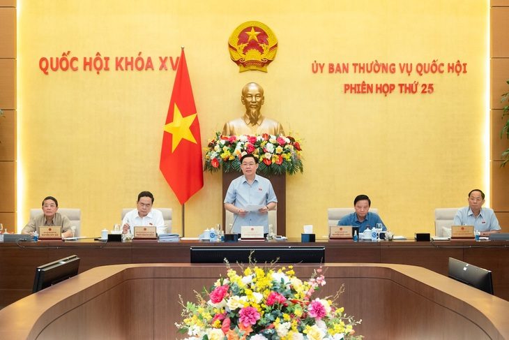 Chiều nay, Ủy ban Thường vụ Quốc hội giám sát đổi mới chương trình, sách giáo khoa - Ảnh 1. Quang cảnh phiên họp - Ảnh: GIA HÂN